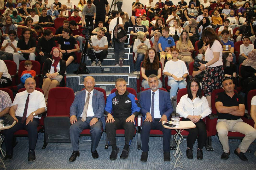 Türkiye'nin ilk astronotu Gezeravcı Eskişehir'de öğrencilerle buluştu - Resim: 10